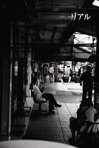 写真は、そのとき自分の心が感じた印象を大事にしている。色鮮やかなタイの街角だが、疲れた表情の女性の雰囲気を表現するためモノクロでとらえた