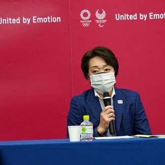 「尾身会長と思いは一つ」橋本聖子会長らの不毛な禅問答会見 外では「ステイホーム、バッハさん」の声