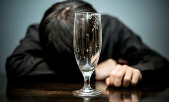 マザコン中年「母に操られていた」 結婚を諦め介護離職、アルコール依存から高齢者虐待に