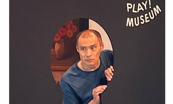 ヨシタケシンスケ「子どもたちの近くには、親や先生と違う適切な距離の“ちょっと変な”大人が必要」 新作絵本に込めた“思い”とは