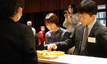 2対2で指すペア将棋 藤井七冠も思わず苦笑、実力者でも苦戦をしいられることも