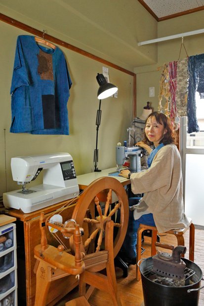 染織作家であるフジイさんの仕事部屋。「東電フリー」でもミシンやライトは問題なく使える