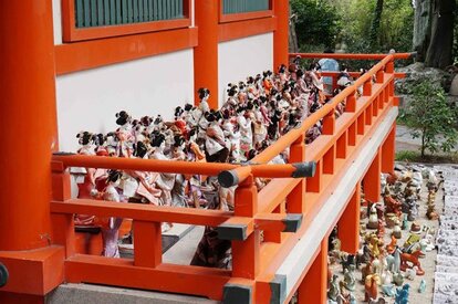 嶋神社に奉納された人形たち