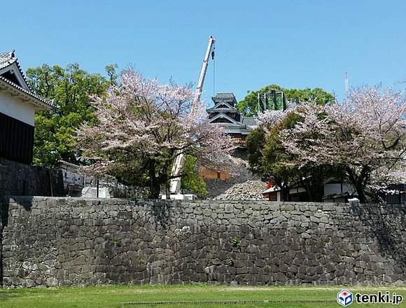 復旧に向けた作業が続く熊本城(2017年4月14日撮影)