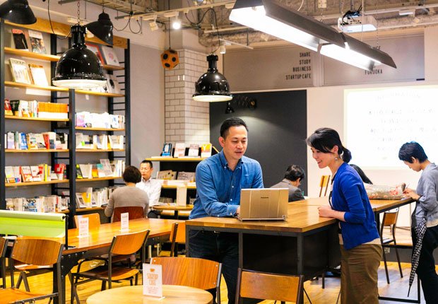 スタートアップカフェ［福岡市中央区］九州一の繁華街、天神のおしゃれなビルに入居。民間出身のスタッフが起業相談に乗るほか、弁護士や税理士らの無料相談日も。講演会や交流会といったイベントも頻繁に開催（撮影／山本薫）