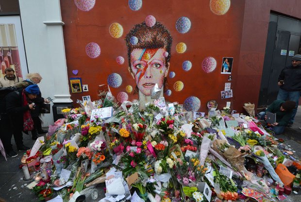 ロンドン南部のブリクストンではでは、訃報が伝えられると、壁画の前に人々が集まりたくさんの花が手向けられた（撮影：Jim Dyson／gettyimages）　＠＠写禁