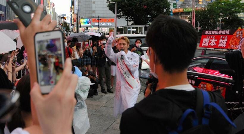 新宿アルタ前で演説後、自身の歌を披露する西本誠氏（中央）＝２０２０年７月３日撮影（C）朝日新聞社