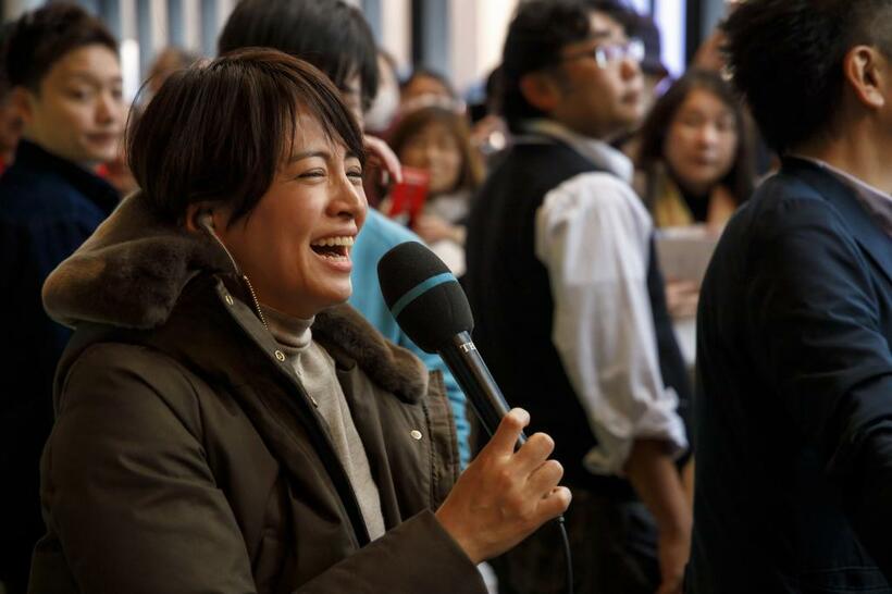 「うれしい悲鳴、珠緒、感激、まさかこんなに来てくださるとは思ってなくて」。2千回の放送はそんなふうにスタートした（撮影／今村拓馬）