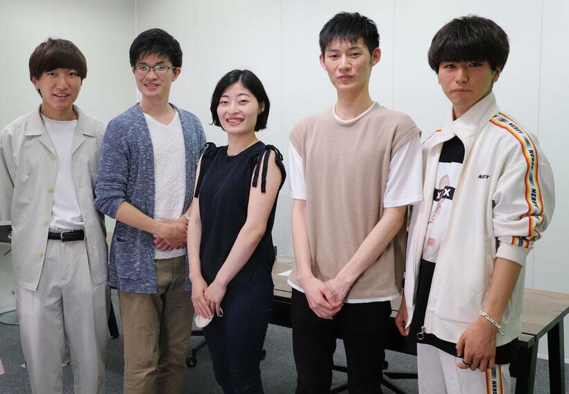 左から経済学部経営学科の石川憧さん、医学部医学科卒（現役医師）の竹森知之さん、法学部第３類政治コースの山本つかささん、経済学部金融学科の濱田大地さん、工学部システム創成学科の松下寛典さん（撮影／戸嵜大樹）