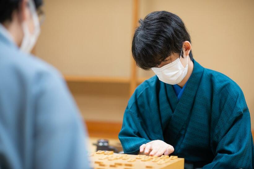藤井聡太・新叡王は「過去に三冠になられた方は本当に偉大な棋士の方ばかりなので、その点、光栄に思っています」。年度内に四冠、五冠とさらにタイトルを増やす可能性がある（写真：日本将棋連盟）