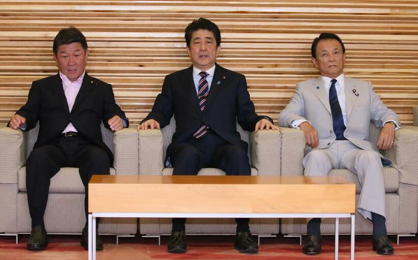 モリカケ疑惑を封じ、３選固めに入った安倍首相（中央）と麻生財務相（右）（ｃ）朝日新聞社