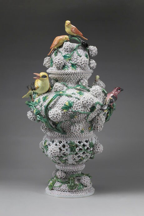 《スノーボール貼花装飾蓋付昆虫鳥付透かし壺》 ヨハン・ヨアヒム・ケンドラー 1820~1920年頃 個人蔵