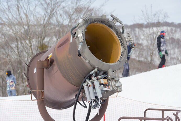 人工雪でも天然雪に近い感覚で滑ることができるスキー場もあります