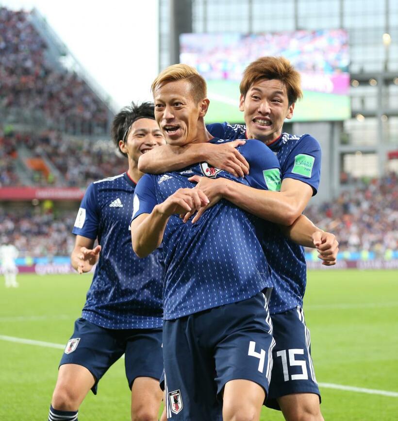 昨年のＷ杯ロシア大会、セネガル戦で同点ゴールを決めて喜ぶ日本代表の本田圭佑（中央）（Ｃ）朝日新聞社