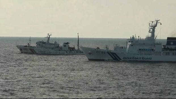 中国海警局の公船と並走する海保の巡視船。日中のにらみ合いが続く（写真：海上保安庁提供）