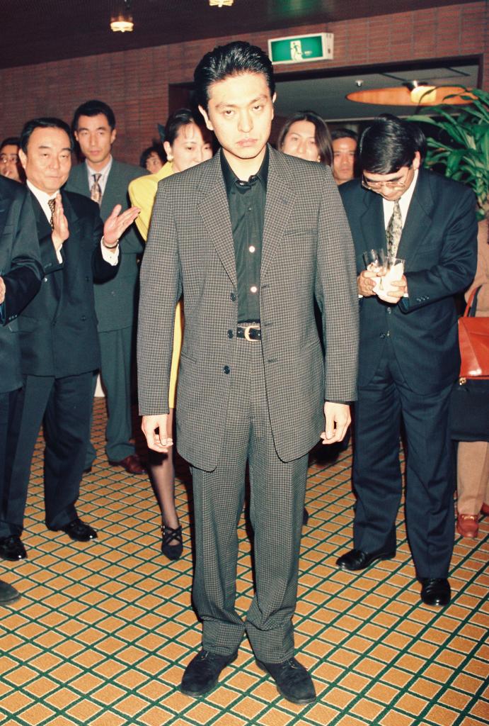 『遺書』のベストセラーを祝ったパーティーでの松本人志さん（１９９４年１１月）