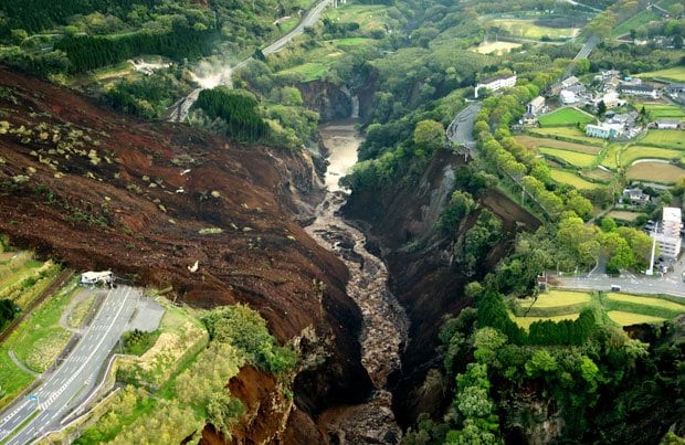 地震で大規模な土砂崩れが発生した熊本県南阿蘇村　（ｃ）朝日新聞社