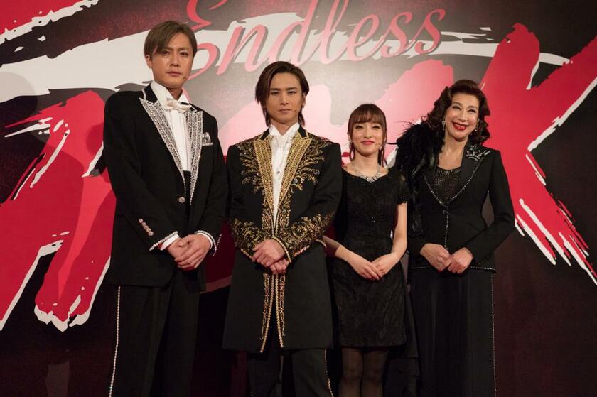 「Endless SHOCK」初日を前に、東京・帝国劇場で2月3日、会見した堂本光一さんら。（撮影・遠崎智宏）