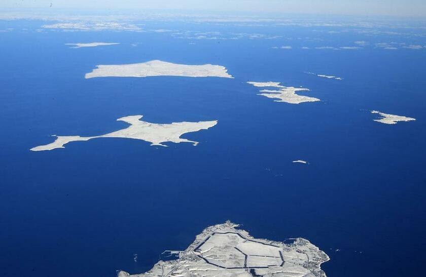 北海道・納沙布岬（手前）上空から見た北方領土の歯舞群島（中央）と色丹島（左奥）