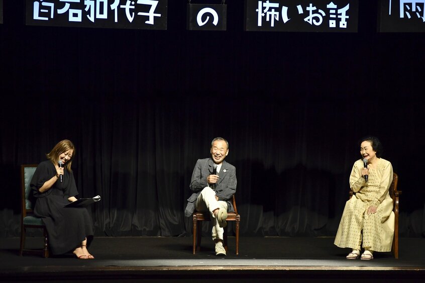 和やかな雰囲気に包まれたステージ。左は司会進行役の坂本美雨さん（写真：早稲田大学国際文学館提供）