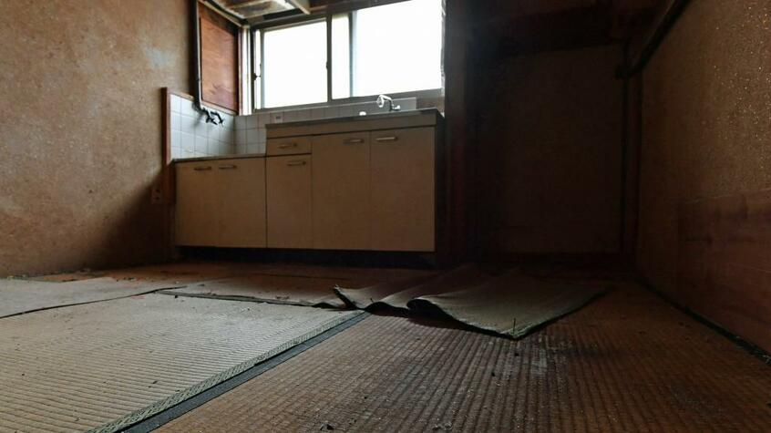 孤独死した住人の遺体が見つかったアパートの一室=大阪府豊中市 (c)朝日新聞社