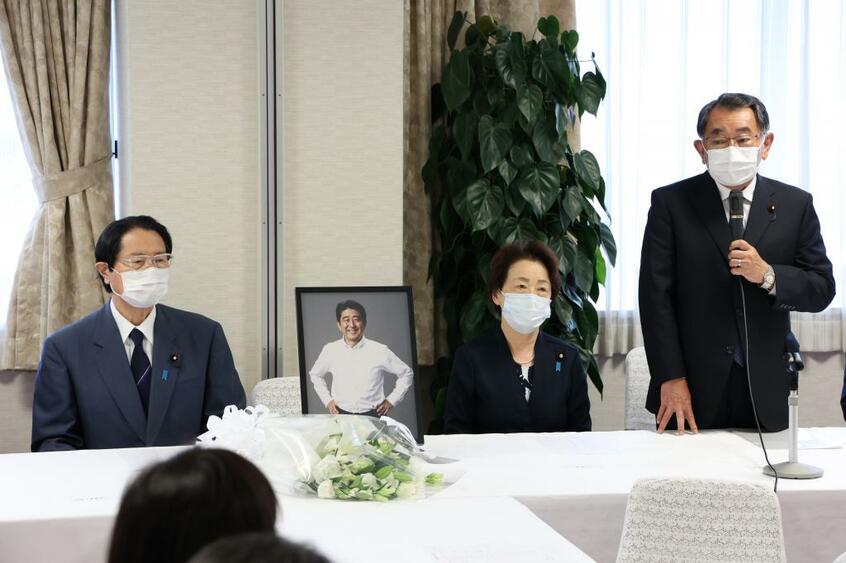 安倍派の会合で、発言する会長代理の塩谷立元総務会長(右)=7月21日