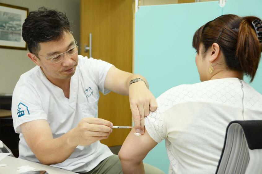 ワクチン接種で重篤な副反応が起こる確率より、「予防接種を受けず感染する危険の方がはるかに高い」(久住医師) (c)朝日新聞社