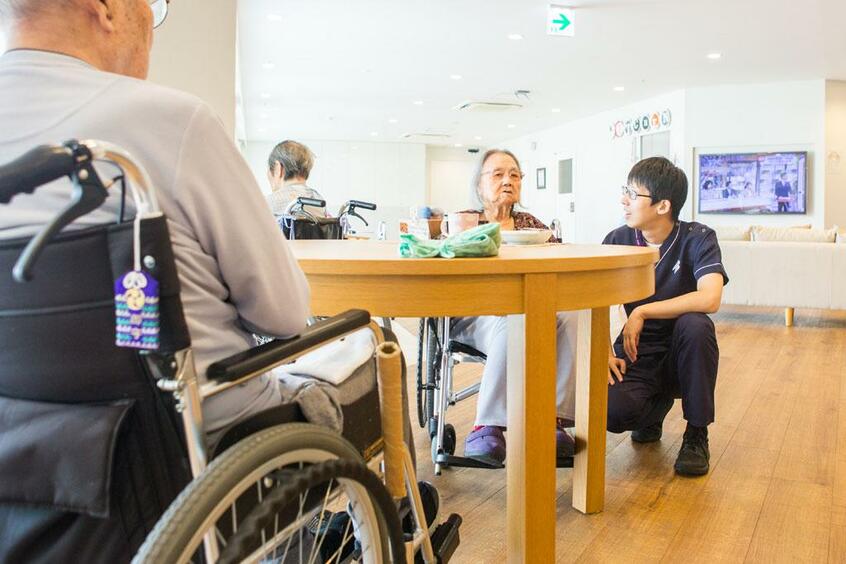 介護リーダーになった金宇キさん(右)は、お年寄りと同じ目線で話すことを心がけている(撮影/写真部・小黒冴夏)