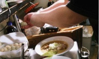 “丼ティッシュ”にラーメン店主が「ブチ切れる可能性」と投稿 なぜ「客vs.店」の争い生まれる?