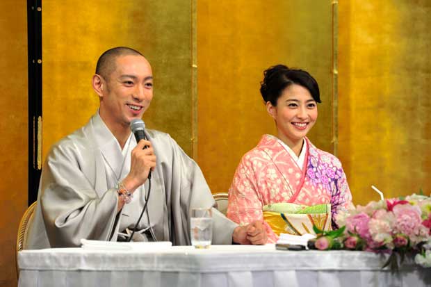 婚約会見をしたときの小林麻央さんと市川海老蔵さん＝２０１０年（ｃ）朝日新聞社