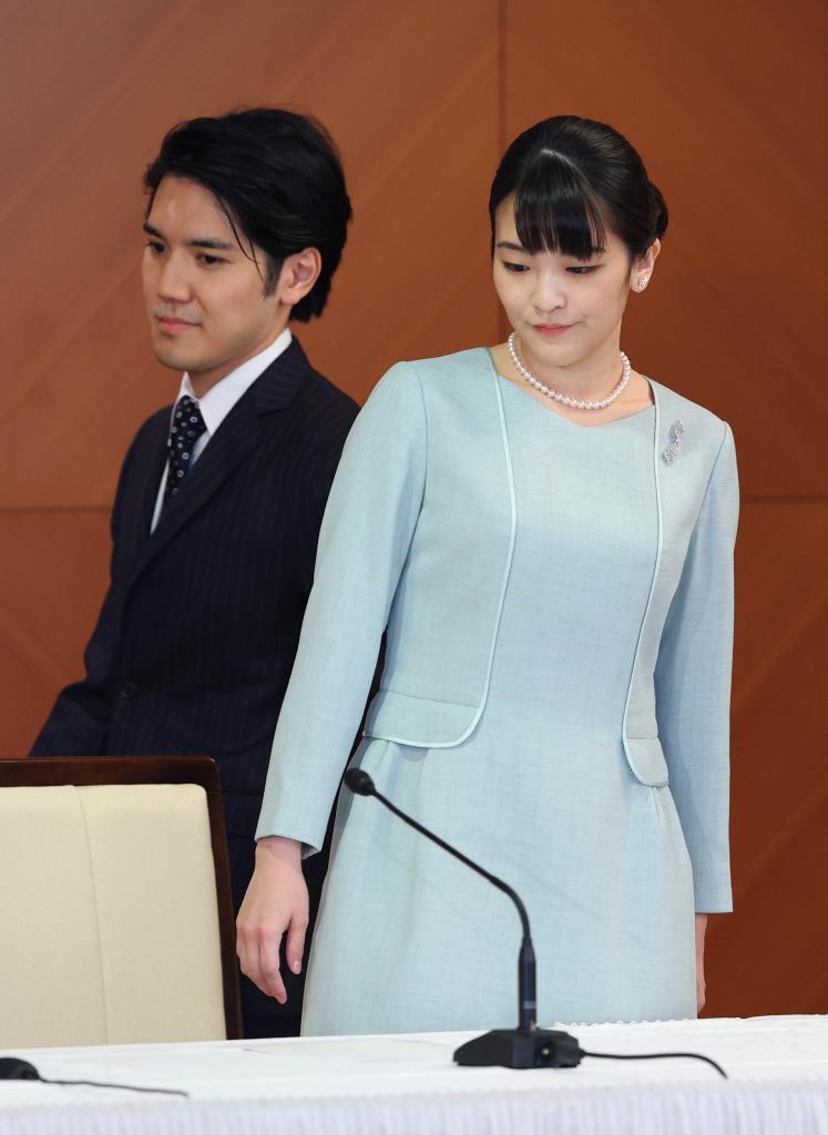 ２０２１年１０月、結婚会見時の小室眞子さん（右）と圭さん（代表撮影）