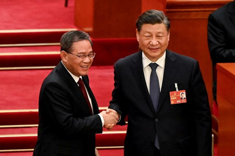 習近平氏（右）と新首相に就いた李強氏（写真：アフロ）