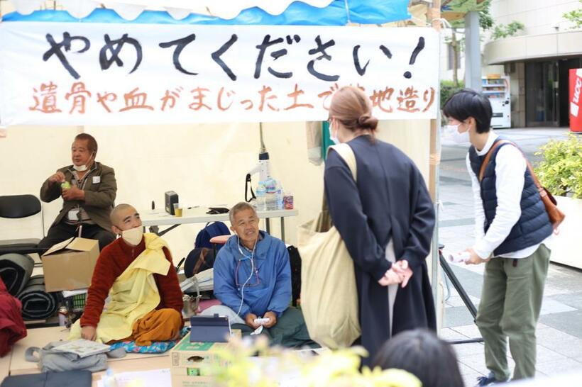 沖縄県庁前でハンガーストライキ中の具志堅隆松さん（中央）には、ひっきりなしに面会者が訪れた。なかには深く頭を下げる高齢者もいたという（写真：普久原朝日さん提供）