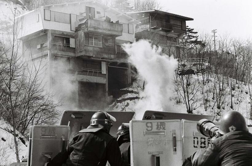 連合赤軍のメンバーが立てこもった「あさま山荘」（1972年2月）