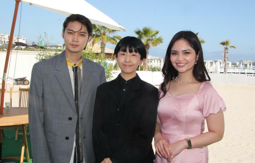 『PLAN 75』の公式上映で会見に臨む（左から）磯村勇斗さん、早川千絵監督、ステファニー・アリアンさん。『PLAN 75』新宿ピカデリーほか全国公開中