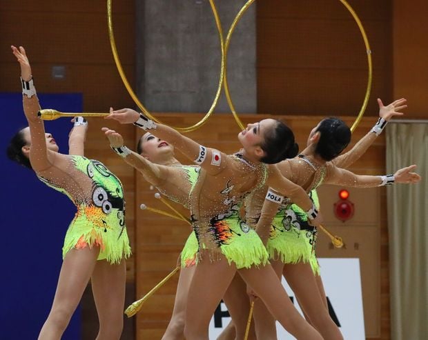 フープ・クラブの演技を披露する日本代表の選手たち＝西畑志朗撮影 (c)朝日新聞社