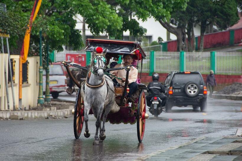 ブキティンギではいまでも馬車が走る。日本軍の防空壕が観光地になっている（撮影／阿部稔哉）