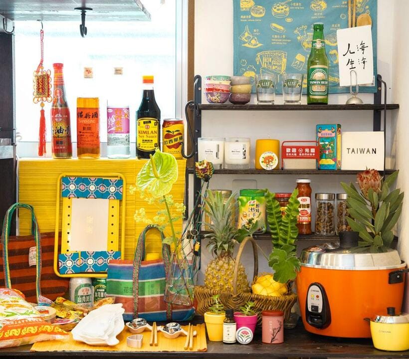 「人生海海」はＴａｐｉｃｏさんお気に入りの台湾の言葉。食堂で、箸袋を挟むためのクリップに挟んだ（撮影／今村拓馬）