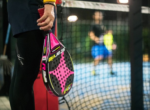 壁の存在とともにテニスと異なる要素がラケット。網がなく、軽くて持ちやすい。インスタ映えもばっちり！（撮影／横関一浩）