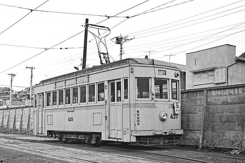 今回の撮影目的の一つが大正生まれの古豪400型木造単車だった。車体の幕板部を鋼板張りにされたが、短冊状の木部が美しかった420号。麦田車庫（撮影／諸河久）