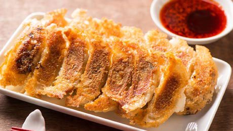 「浜松餃子」の特徴は、フライパンに餃子を円形に並べて焼き上げ、中央にゆでもやしを添えること。あんは、肉よりもキャベツの割合が多く、あっさりとした味わいだ（写真：楽天株式会社）