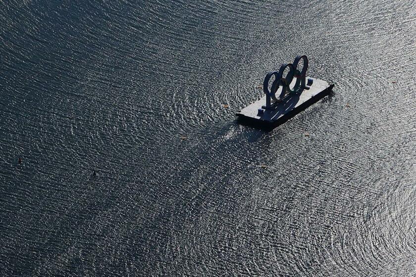 海上に設置された五輪マークのオブジェ。風の影響で周りは波立っていた＝２０２１年２月、東京都港区、朝日新聞社ヘリから
