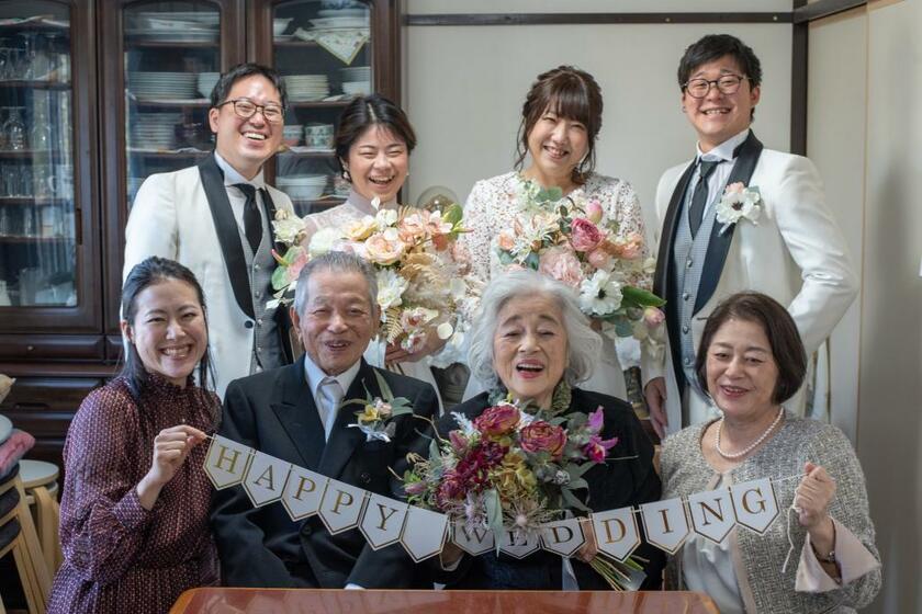 自宅で子どもの結婚パーティーを開催。前列の右から2人目が木村さんの母親（写真・株式会社ハレ提供）