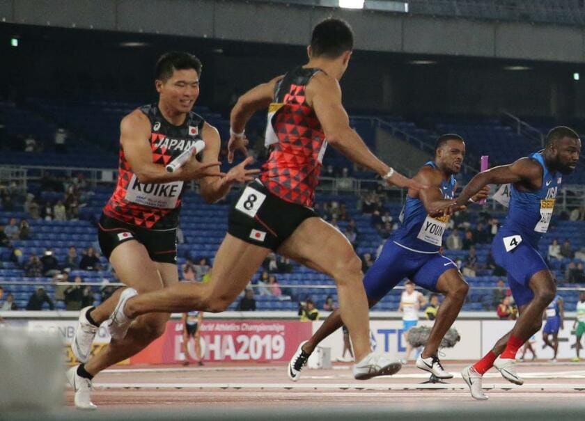 世界リレーの男子４×１００メートルリレーではバトンパスでミスが出て失格。ケンブリッジ飛鳥のけがでメンバーや走順を変更したことが響いた　（ｃ）朝日新聞社