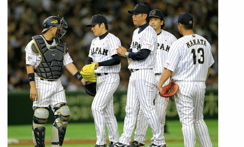プレミア12の韓国戦。9回無死満塁、押し出しで失点した松井(左から2人目)の交代を告げる小久保監督(中央)