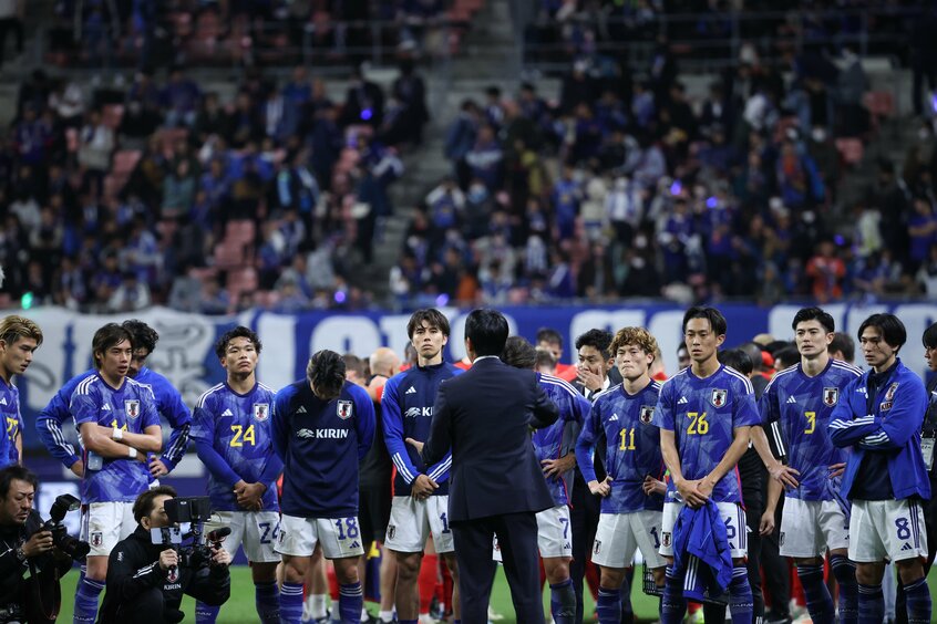 試合後、森保監督の話を聞く日本代表の選手たち