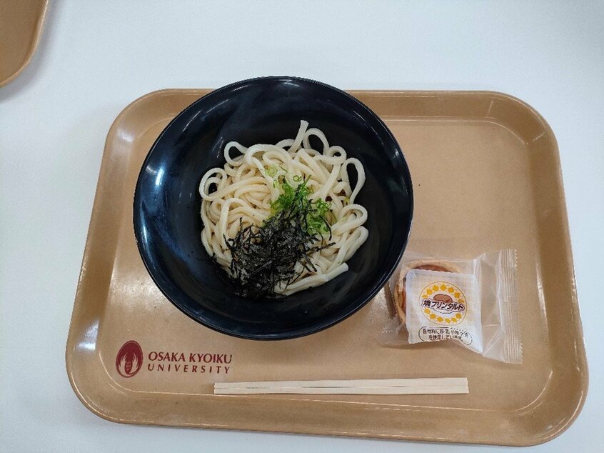 480円という破格の値段の「うどんとプリンタルト」（大阪教育大学、撮影／小南佳澄）