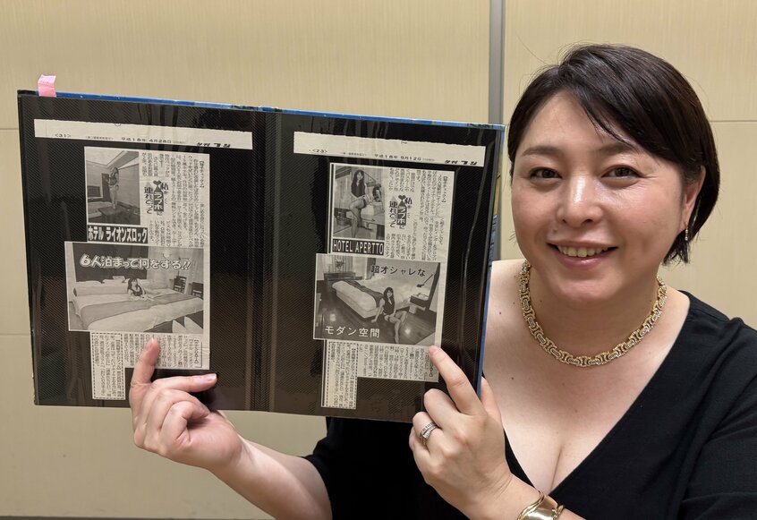 グラビアアイドル時代、夕刊フジで連載していた日向琴子さん。手にしているのはそのときの記事