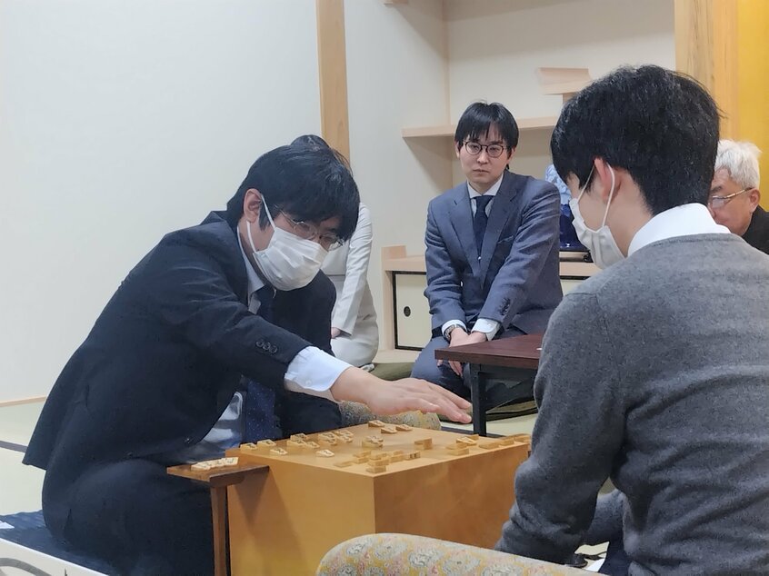 叡王戦の本戦トーナメント準決勝で藤井聡太名人・竜王(右)に勝った糸谷哲郎八段=2025年2月25日、大阪府高槻市の関西将棋会館