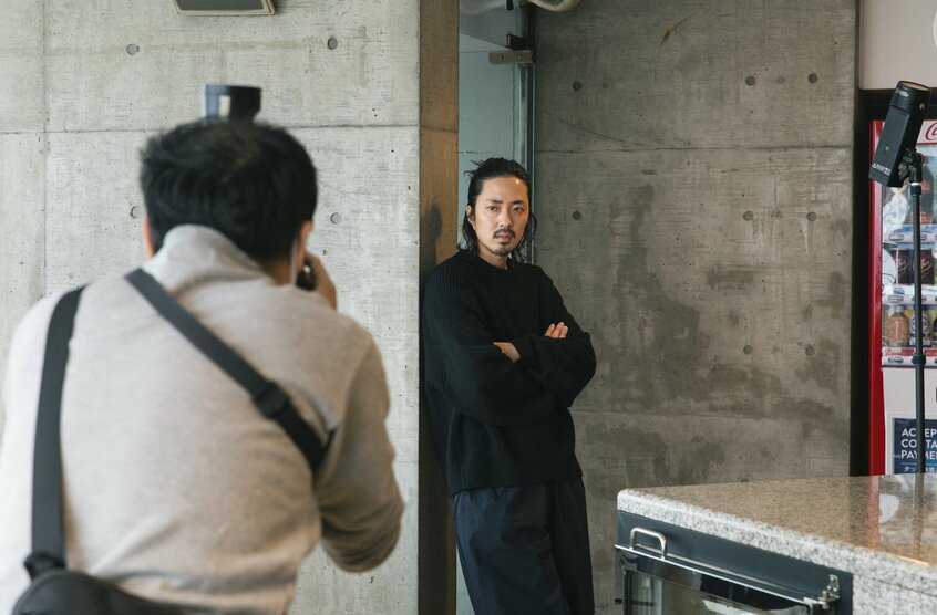 取材でも撮影でもこちらの求めるものを瞬時に理解し、提示してくれる人だと感じた。監督もする若葉には常にカメラの前と後ろの視点があり、さまざまなものが「見えている」ようだ(撮影/植田真紗美)